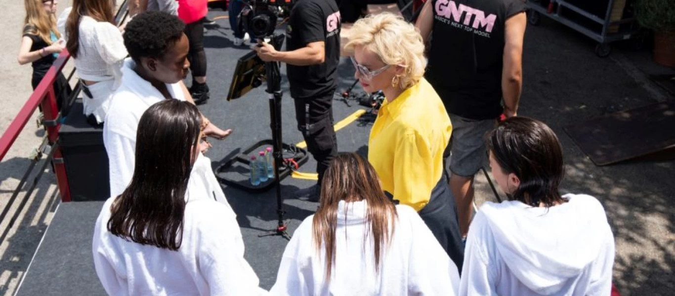 GNTM 2: Ζευγάρι τσακώθηκε στη μέση του δρόμου - Ο άνδρας «χάζευε» τα επίδοξα μοντέλα (βίντεο)